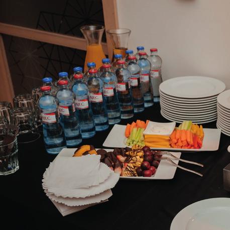 NÁPOJOVÉ BALÍČKY PRO DĚTI NÁPOJOVÉ BALÍČKY PRO DOSPĚLÉ Nealko nápojový balíček pro děti na 3 hodiny. Juice pomeranč, jablko, perlivá a neperlivá voda, domácí limonáda.