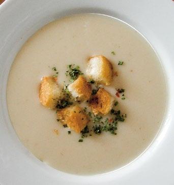 Druhý den naložené maso obalíme ve strouhánce a zprudka opečeme na rozpáleném oleji. Nudličky necháme okapat na papírovém ubrousku a mezi tím si natrháme na kousky ledový salát.