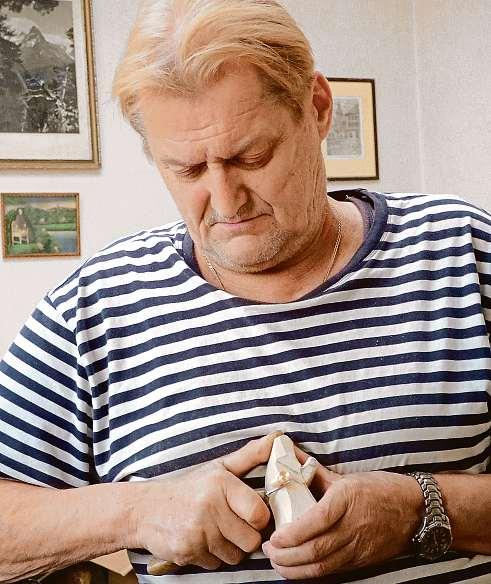 2 14. prosince 2018 Náchodsko a Rychnovsko Řezbář znáchoda poslal své betlémy do IrskaiChile Kdysi zámečník, dnes betlémář. Lubomír Zeman ukazuje svá díla na autorské výstavě.