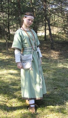 klasická), jednoduché kalhoty (ne maskáče, jeansi či jinak moderně vypadající) a košile se