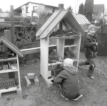 Všichni od prvňáčků po deváťáky chodili během celého dopoledne na školní hřiště manželů Zátopkových, kde si vyzkoušeli tělocvikáři perfektně připravený krátký orientační běh.