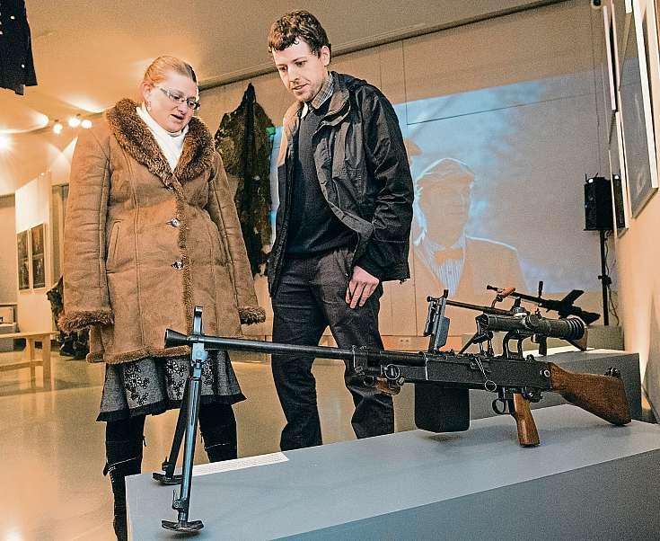 ONDŘEJ HOLUBEC NAPAJEDLA Napěchovat celou historii výroby zbraní od starověku po současnost do jednoho sálu by nebylo možné. V Napajedlích se přesto povedla výjimečná věc.