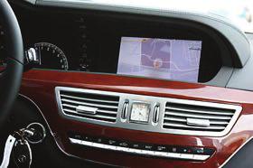 Vozidla s Mercedes Benz Comand NTG 3 a NTG 3.5 Místo instalace se nachází ve středové konzoli za DVD jednotkou.