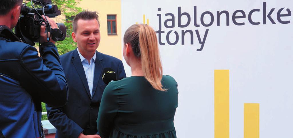 Náměstek primátora David Mánek poskytuje rozhovor po tiskové konferenci k představení nového projektu a loga Jablonecké tóny.