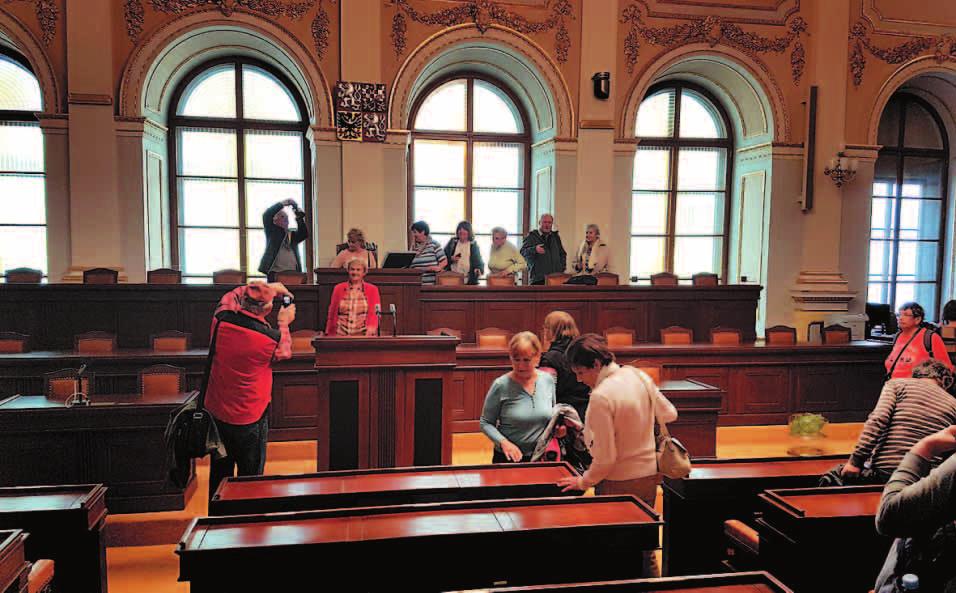 Nezůstalo však jen u předávání symbolů. Město škrpálníky obdarovalo dárky v podobě reflexních pásek, marcipánových škrpálků a primátor přidal něco na zahřátí.