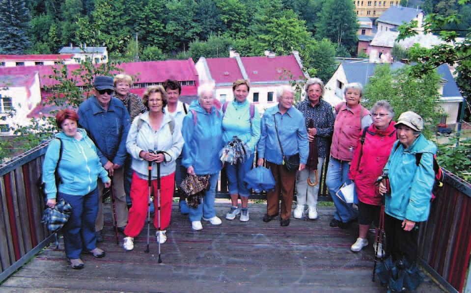kravaty. Nálada byla velice dobrá, protože jak počasí, tak trasa byly pro seniory krásným zpestřením dne a příjemným zahájením cesty k nasbírání prvních kilometrů.