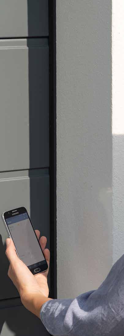 PŘÍSLUŠENSTVÍ Dálkový ovladač v chytrém telefonu S novou aplikací Hörmann BlueSecur můžete svá garážová vrata, vjezdovou bránu nebo domovní zámky a pohony vnitřních dveří ovládat pohodlně i pomocí