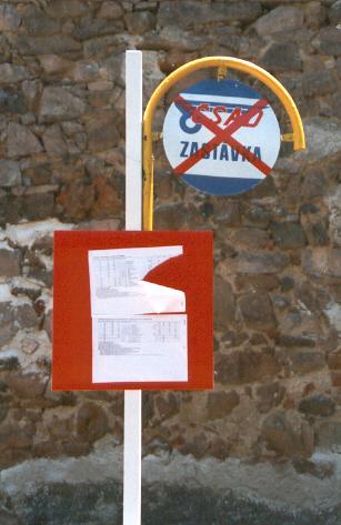 Označení zastávek veřejné dopravy je starou bolestí v mnoha zemích světa, která je postupně odstraňována.