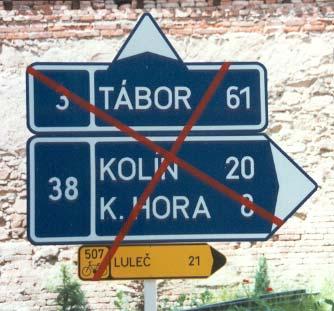 Směrovky patří k té části obnoveného českého dopravního značení, jehož výroba po roce 1990 nejvíce prozrazuje nekvalifikovanost pracovníků nových