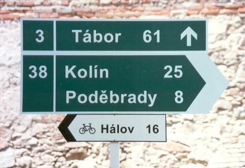 Nedobrou funkčnost dále podporuje nekvalitně zpracovaný nový zákon o silniční dopravě, který nevzal na vědomí mezinárodní normu ISO o šipkách,