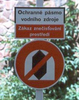 Žlutá pro cyklistické směrovky byla zvolena živelně, má kontraverzní vztah k barvám dopravních i bezpečnostních značek.