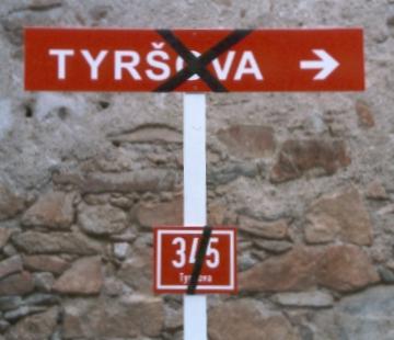 Užití červené barvy pro označení názvu ulice negativně ovlivňuje funkčnost významného signálního tónu pro zákazy v dopravním značení.