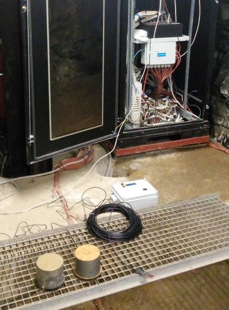 Měření na vzorku bylo realizováno stejným způsobem jako v laboratorních podmínkách. Před instalací v podzemí byl v laboratoři připraven vzorek a zjištěny všechny nutné parametry měření.