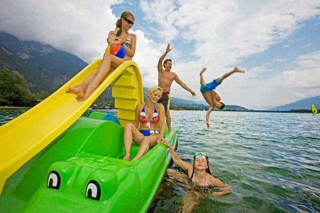Okružní jízda stojí 13,50 EUR / dospělou osobu a 7 EUR / dítě Lodě odjíždějí přibližně po hodině: http://www.weissenseeschifffahrt.