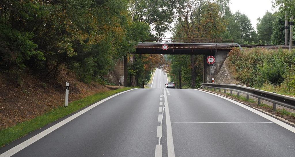 Silnice I/21 u Žirovic opěry podjezdu a stromy opatření se připravuje Silnice I/21 u Žirovic opěry podjezdu a stromy 2016 - ŘSD nechalo zpracovat bezpečnostní inspekci dálnic a silnic I.