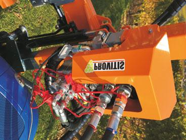 Možnost posunu o 300 mm, hydraulické naklápění ±20 se standardním nebo