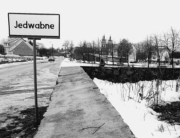 strana 12 ãerven 2002 Jedwabne 2002 Kdo se dnes vydá do polského mûsteãka Jedwabne, nebude tu vítan m hostem.