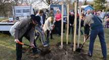 široká veřejnost a novináři. Na slavnosti často vystoupili žáci místních škol či klienti sociálních zařízení.
