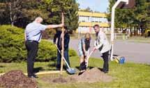 Smuteční vrba byla zasazena 15. září v botanické zahradě v Bečově nad Teplou za účasti starostky Olgy Halákové.