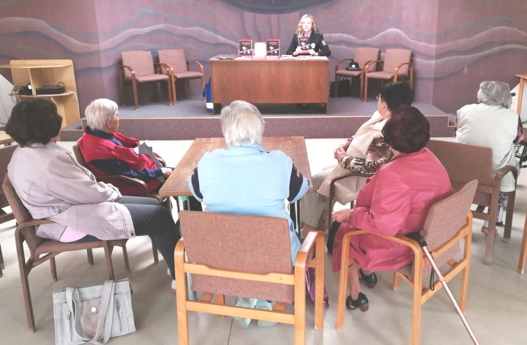 Moravskoslezští policisté jen v pátek 15. 3. 2019 začali prověřovat tři oznámení seniorů, které měli telefonicky kontaktovat v rozmezí čtyř hodin odpoledne 15. 3. 2019 jejich vnuci.