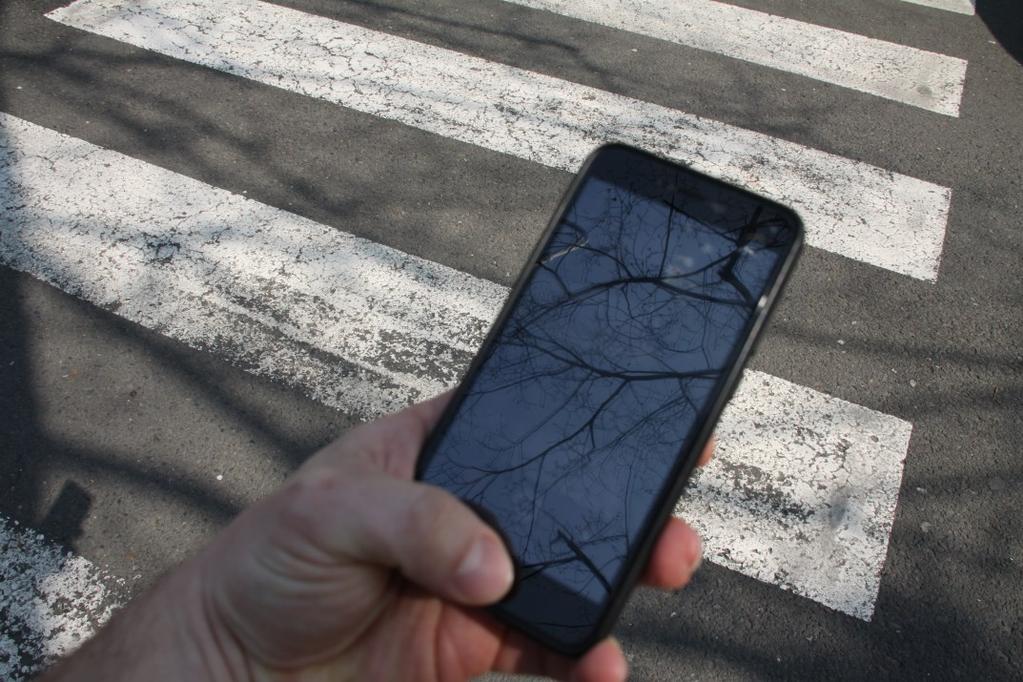 Chodci a cyklisté v silničním provozu a používání mobilních telefonů v ranních hodinách došlo v Ostravě k dopravní nehodě mezi 31letou chodkyní a osobním motorovým vozidlem, které řídila stejně stará