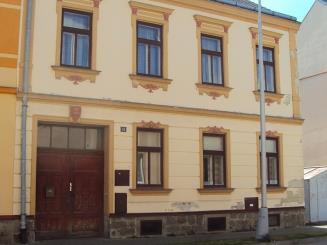 bydlení s možností využití velké půdy a možností pronájmu spodního bytu.