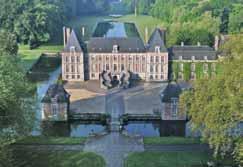 k postavení zámku ve Versailles, (vyváženost zámku a zahrad patří mezi nejkrásnější architektonické skvosty Francie, zámecký park je vrchol zahradní architektury), soukromý zámek a zahrady COURAN-