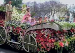 B Středoevropské slavnosti Portugalsko, Švýcarsko a Itálie B38 Madeira, Slavnostní Madeira v záplavě květů květinový festival Snad nikde jinde na světě neuvidíte kvést tolik orchidejí, lilií,