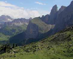 Jen trávy přežívají v drsné krajině alpských skal C5 Wellness pod Grossglocknerem s kartou Pojďte si užít pohodu v pohoří Vysoké Taury, pod bílým vrcholem Grossglockneru, užít si výhledů i bazénu,