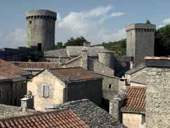 A13 Languedoc a Roussillon, země katarských hradů Tajemný katarský hrad Quéribus Historický kraj na pomezí Francie a Katalánska, kde se Pyreneje setkávají se Středozemním mořem, památky Unesco,