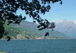 den: největší italské jezero Lago di Garda na severu skalnaté útesy, na jihu subtropická vegetace, vodopády Varone, rybářská vesnička TORBOLE, výstup k vodopádům i do jeskyně za nimi, přes Rivela de