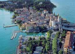 basilikou, Lago Maggiore, oslnivě modré jezero s Boromejskými ostrovy, malebnými vesničkami a městy, STRESA, fakult.