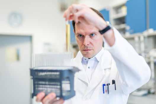 Ing. RICHARD LAGA, Ph.D. Ústav makromolekulární chemie AV ČR Zabývá se výzkumem polymerních terapeutik pro léčbu infekčních a onkologických onemocnění.