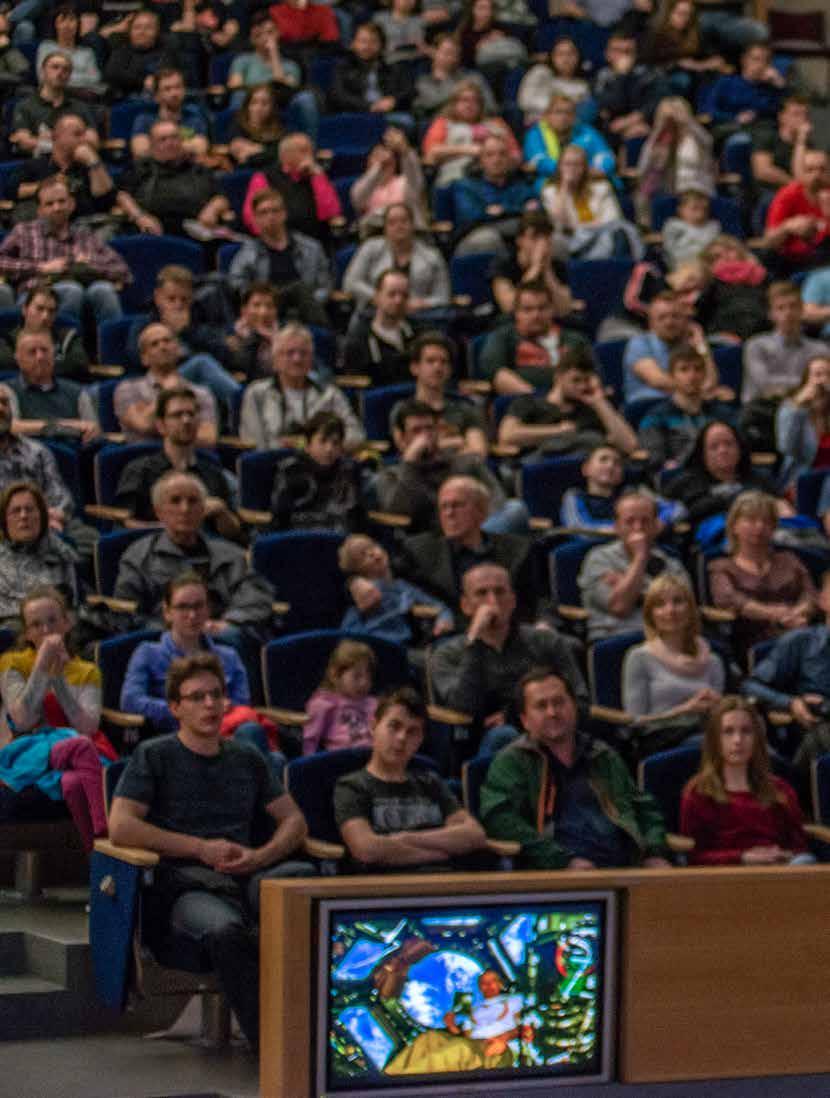 V OBRAZE V obraze A / Věda a výzkum 2/2019 1/2018 JAK SE ŽIJE NA ORBITĚ Astronaut Andrew Feustel nadchl Českou republiku Nácvik ve vodním prostředí na Zemi sice naut Andrew Feustel a jeho manželka