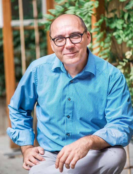 doc. PhDr. MAREK HRUBEC, Ph.D. Filosofický ústav AV ČR Vede Centrum globálních studií při Filosofickém ústavu AV ČR a koordinuje výzkumný program Strategie AV21 Globální konflikty a lokální souvislosti.
