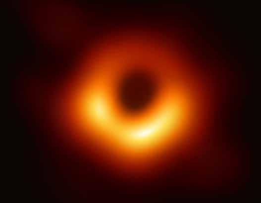 Snímek zachycuje černou díru v galaxii Messier 87, která se nachází v souhvězdí Panny. Je od nás vzdálena 54 milionů světelných let a je větší než naše sluneční soustava.