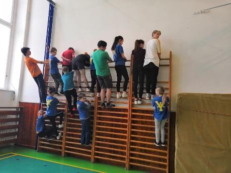 Tam jsme šli asi 3 minuty z nádraží. Tam jsme chvilku čekali na Kamarády. Kamarádi přinesli klíče, odemkli a my už jsme se převlékali do sportovního.