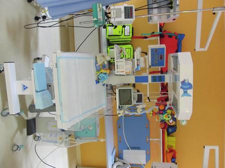 sanitář, v odpoledních a nočních hodinách sanitář dochází na výzvu. V akutních pediatrických ambulancích, resp.