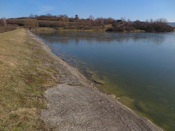 lavičku na kótě 322,0 m n. m. opevněn kamenným pohozem tl. 250 mm do štěrkového lože tl. 100 mm. Pata hráze je ještě navíc stabilizována kamennou rovnaninou.