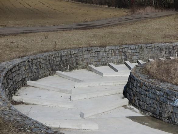 Dno spadiště a skluz je opevněno kamennou dlažbou do betonu.