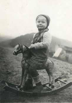 Panelová stavba korunovaná houštinou antén na vrcholu byla postavena v roce 1977. Vstupní prostor i celý parter budovy prošel od té doby mnoha drobnějšími úpravami spíše technického rázu.