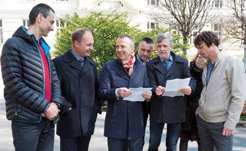 obvodu Budapešti, Zoltán Rozgonyi a zástupkyně jeho kanceláře si po krátké prohlídce města užili pohled primátorem Dariuszem Polowym.