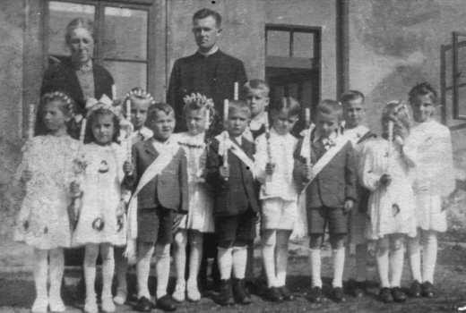 světové války před vjezdem do zámku v roce 1922. Baronka Kopalová s dětmi při jednom z náboženských procesí.