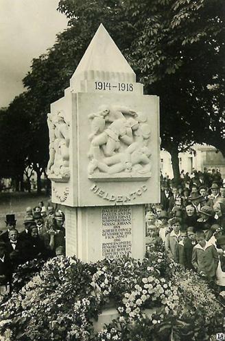 Výtvarná koncepce, kompoziční řešení a pojetí figur reliéfů na pomníku prozrazují vliv karlovarského sochaře Wilhelma Srb-Schlossbauera.