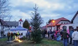 ADVENT Vánoční koledy v podání dětí.. Rozsvícení stromu v Hradových Střimělicích. V následujícím víkendu byl vůbec poprvé rozsvícen vánoční stromek také v Hradových Střimělicích.