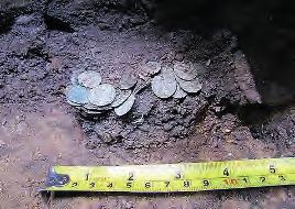 archeologického stavebního objektu 2/2018. Nejprve se v jeho zásypu podařilo rozpoznat kumulaci menších až drobných zlomků plechů pokrytých zelenou měděnkou.