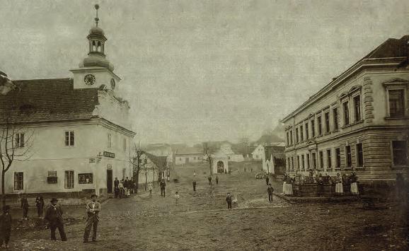 PROMĚNY STŘÍBRNOSKALICKA Vzácná fotografie náměstí od severu z Černokostelecké ulice vznikla patrně zároveň s celkovým záběrem obce (obr. 1).