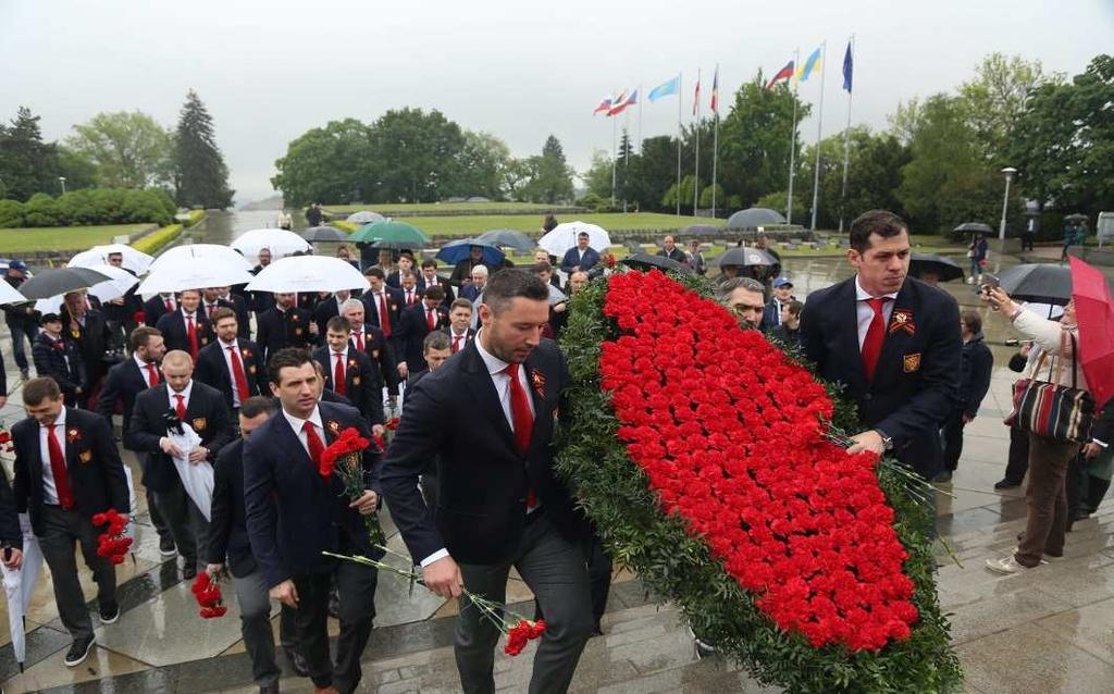 (reakce na oslavy Dne vítězství) Proč vlastně v květnu neslavíme vítězství nad nacisty velkou přehlídkou naší vlastní armády, copak už se zapomnělo na hrdiny ze Svobodova armádního sboru?