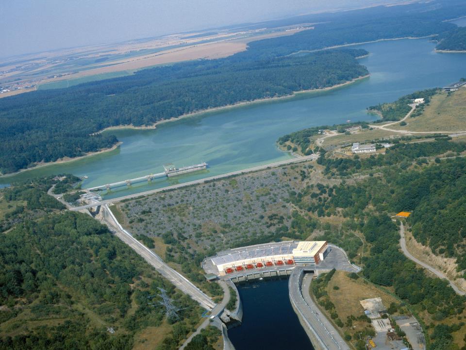 Přehrada - sypaná rokfilová hráz s jílovým těsněním o výšce 100 m a délce 350 m je nejvyšší svého druhu v ČR a druhá nejvyšší v Evropě.