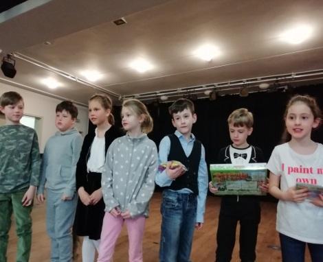 Mülpacherová předvedli dramatizaci pohádky Červená karkulka a za svůj výkon si odnesli první místo. V kategorii žáků 3. a 4. tříd (Beginners) předvedli žáci 4.